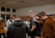 크리스천 부모 4명 중 3명, 자녀와 함께하는 기도 매일 실천 people in black and brown jackets standing in front of people