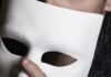 길포드 카운티 사기 이메일 주의보, 노스캐롤라이나 한인도 표적이 될 수 있어 man with white face mask