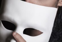 길포드 카운티 사기 이메일 주의보, 노스캐롤라이나 한인도 표적이 될 수 있어 man with white face mask
