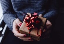 노스캐롤라이나 선물 금지법, 한인 단체와 비영리 기관이 반드시 알아야 할 것 person holding present box