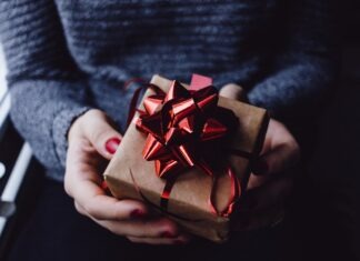 노스캐롤라이나 선물 금지법, 한인 단체와 비영리 기관이 반드시 알아야 할 것 person holding present box
