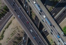 노스캐롤라이나 메모리얼 데이 여행, 120만 명 이동 예상 — 유가 상승 속 알뜰 준비법 high-angle photo of road with vehicles