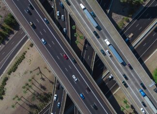 노스캐롤라이나 메모리얼 데이 여행, 120만 명 이동 예상 — 유가 상승 속 알뜰 준비법 high-angle photo of road with vehicles