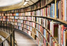 웨이크 카운티 학교 등록 감소, 5년 만에 처음 — 한인 학부모가 알아야 할 것 books on brown wooden shelf