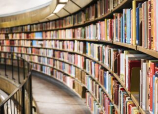 웨이크 카운티 학교 등록 감소, 5년 만에 처음 — 한인 학부모가 알아야 할 것 books on brown wooden shelf
