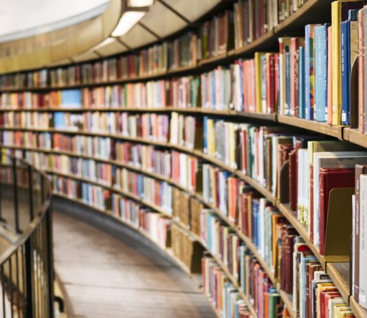 웨이크 카운티 학교 등록 감소, 5년 만에 처음 — 한인 학부모가 알아야 할 것 books on brown wooden shelf