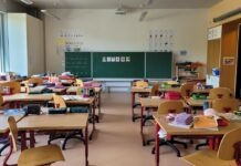 전국 학력 위기 속, 더럼 저성과 학교의 반전 성장 이야기 더럼 초등학교 학력 향상을 보여주는 크릭사이드 초등학교 교실 수업 모습
