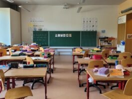 전국 학력 위기 속, 더럼 저성과 학교의 반전 성장 이야기 더럼 초등학교 학력 향상을 보여주는 크릭사이드 초등학교 교실 수업 모습