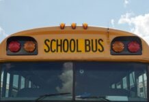 노스캐롤라이나 심장 응급 계획, 새 법으로 학교 의무화됩니다 yellow school bus with yellow school bus