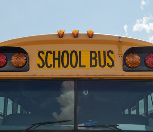 노스캐롤라이나 심장 응급 계획, 새 법으로 학교 의무화됩니다 yellow school bus with yellow school bus