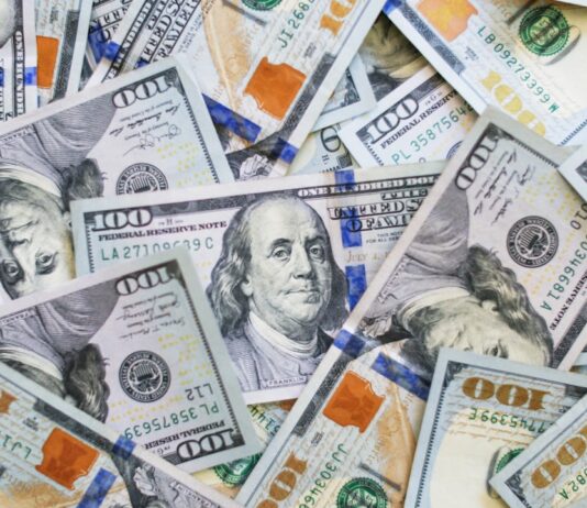 노스캐롤라이나 소득세 인하, 2027년부터 시작되는 세율 변화 100 us dollar bill