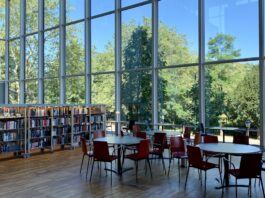 노스캐롤라이나 A&T 홈커밍 100주년, 그린스보로 20만 인파 몰린다 three round white wooden tables