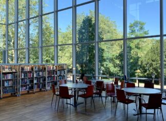노스캐롤라이나 A&T 홈커밍 100주년, 그린스보로 20만 인파 몰린다 three round white wooden tables