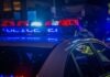 애쉬빌 강력범죄 감소, 5년 넘는 기간 중 최저 수준 A police car with flashing red and blue emergency lights on a city street