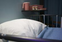 샬롯 미첼스 하우스, 아픈 아이와 가족을 위한 무료 상담 white pillowcase