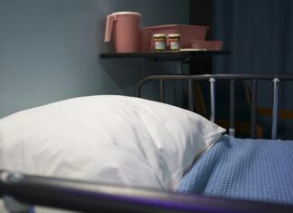 샬롯 미첼스 하우스, 아픈 아이와 가족을 위한 무료 상담 white pillowcase