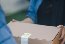 샬롯 소포 도난 급증, 홀리데이 앞두고 한인 주의보 person giving brown box