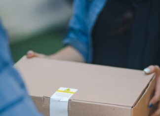 샬롯 소포 도난 급증, 홀리데이 앞두고 한인 주의보 person giving brown box