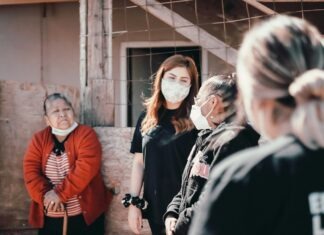 허리케인 헬렌 복구 봉사 2년, 그린스보로 교회가 서부 산악 지역에 집을 짓습니다 허리케인 헬렌 복구 봉사로 집을 짓는 교회 봉사자들