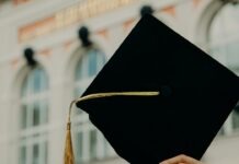 노스캐롤라이나 기회장학금 확대, 한인 기독교 학교에 미치는 영향 person holding black academic hat