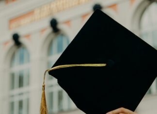 노스캐롤라이나 기회장학금 확대, 한인 기독교 학교에 미치는 영향 person holding black academic hat
