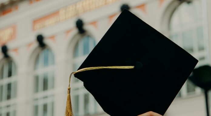 노스캐롤라이나 기회장학금 확대, 한인 기독교 학교에 미치는 영향 person holding black academic hat