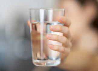노스캐롤라이나 PFAS 합의금, 한인 가정이 알아야 할 사항 person holding clear drinking glass