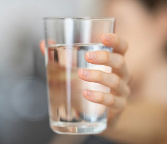 노스캐롤라이나 PFAS 합의금, 한인 가정이 알아야 할 사항 person holding clear drinking glass