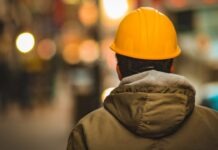 노스캐롤라이나 노동자 순위 전국 꼴찌, 한인 근로자가 알아야 할 것 person in yellow hard hat and brown jacket