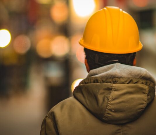 노스캐롤라이나 노동자 순위 전국 꼴찌, 한인 근로자가 알아야 할 것 person in yellow hard hat and brown jacket