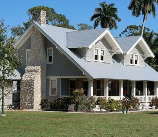 랄리 더럼 공공주택 재개발, 대규모 복합단지로 탈바꿈 A grey house with a stone chimney and porch in Fort Myers, Florida