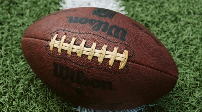 러셀 윌슨 신앙 고백, NFL 은퇴 후 예수님이 왕이라 선언 brown Wilson American football on grass